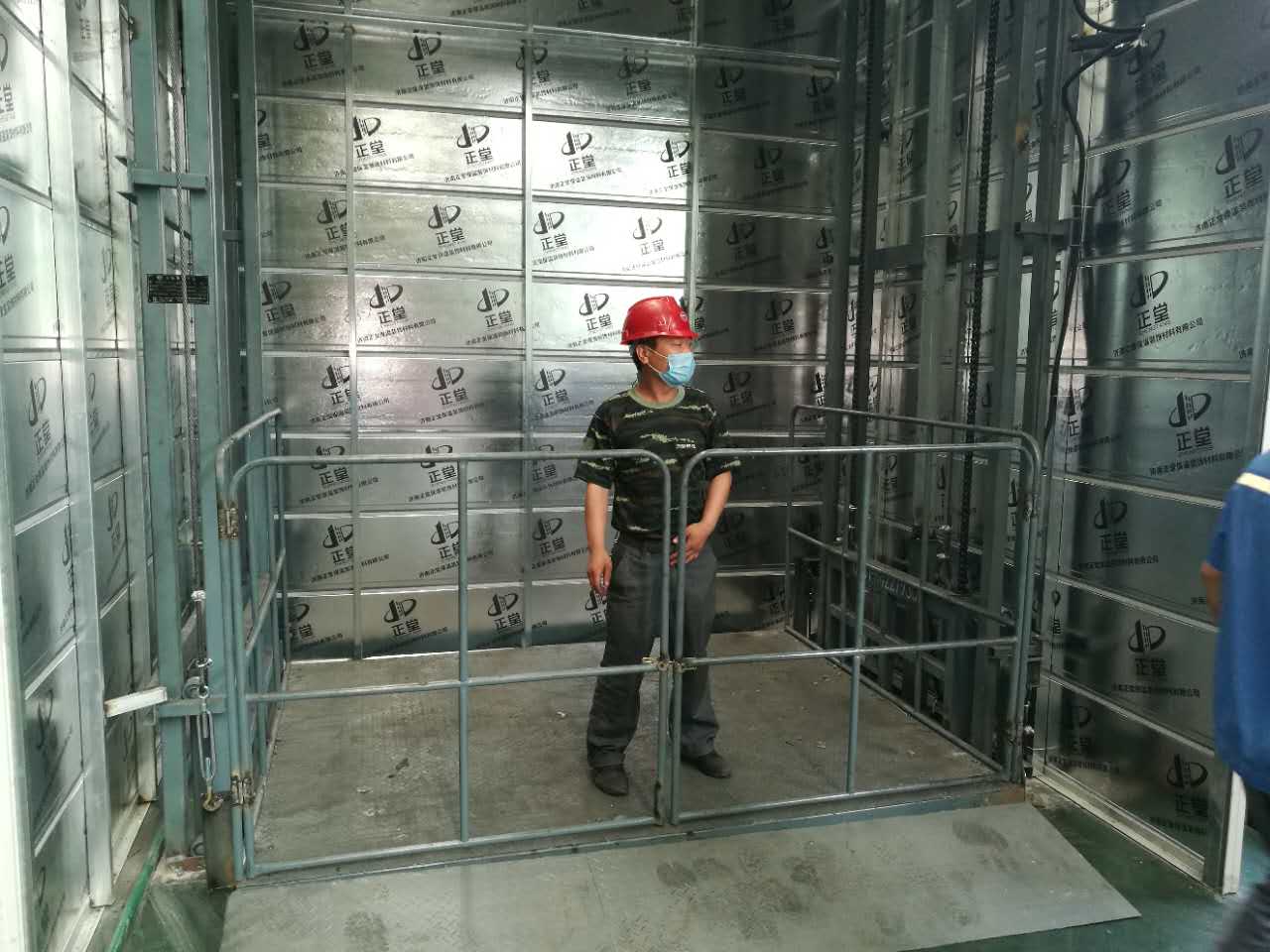 美麗中國（開元集團(tuán)）導(dǎo)軌升降機(jī)安裝完畢！