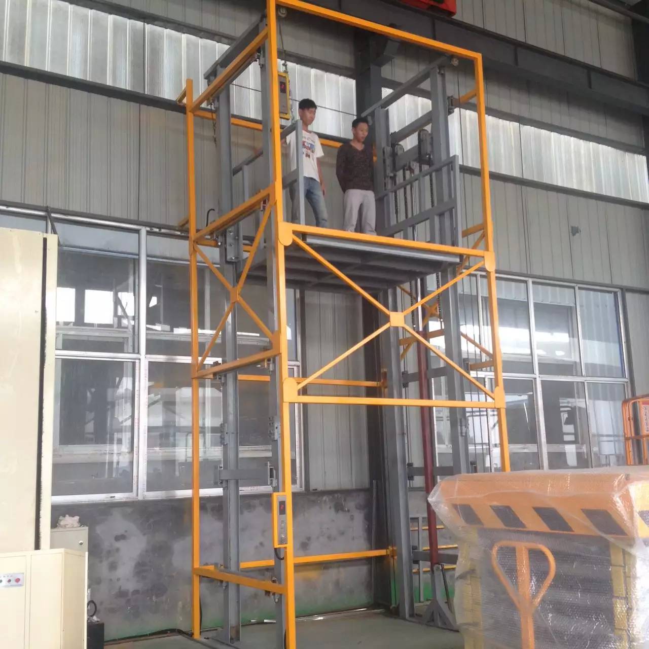單杠雙跨導軌升降貨梯