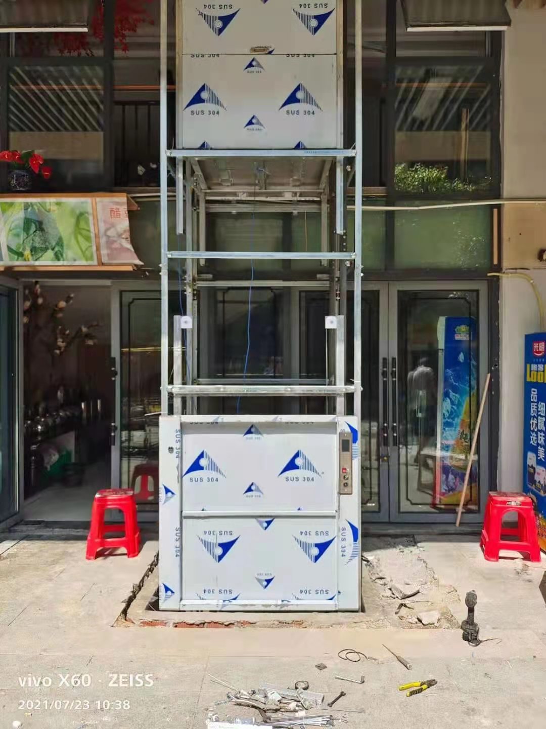 <b>四川2臺傳菜機(jī)安裝完畢</b>